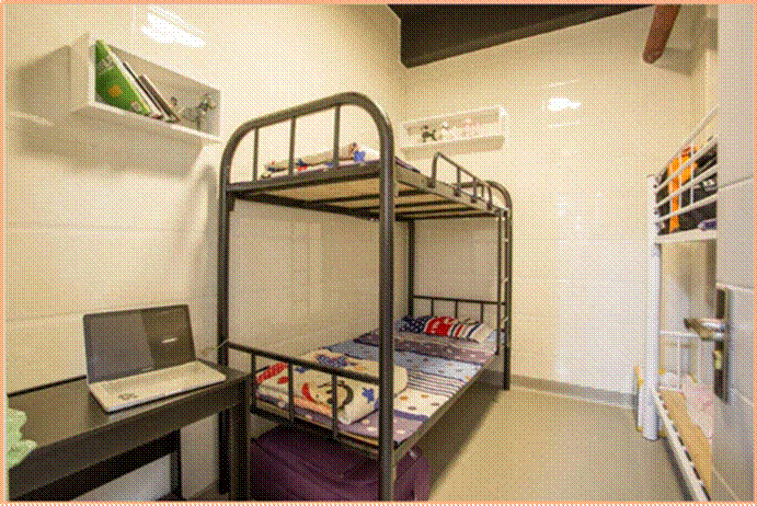 房间的摆设布局描述已自动生成